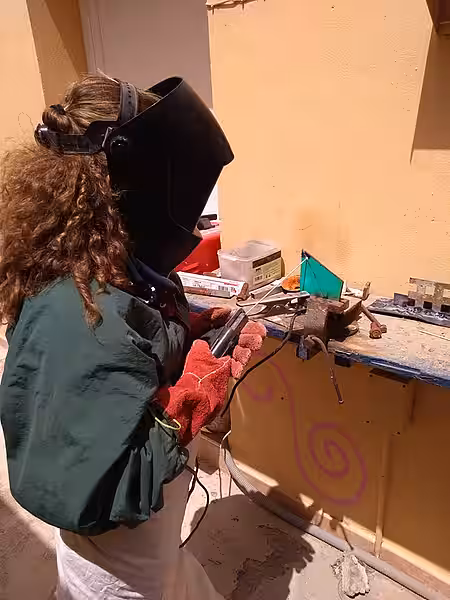 Die Jungs können schreinern und die Mädchen schweißen.