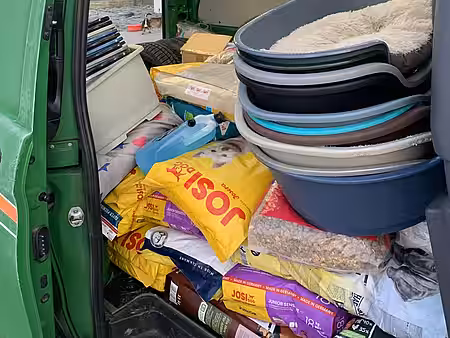 Futter und Sachspenden im Transporter