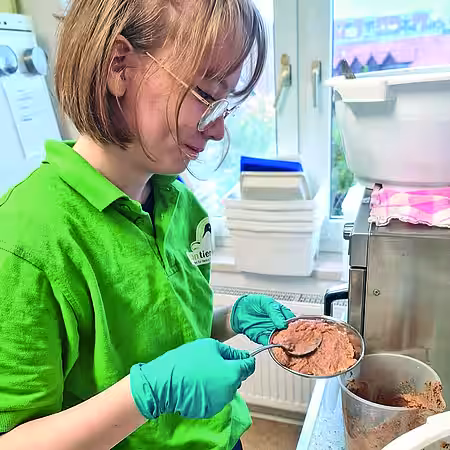 Futterbrei muss angerührt und verfüttert werden. Futterbrei muss angerührt und verfüttert werden.