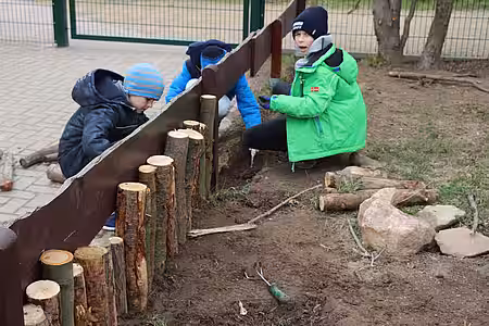 Die Hölzer für den Zaun wurden nach Absprache mit dem Förster im Wald gesammelt