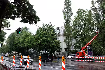 Als wir das Seil über die Dantestrasse spannten goß es in Strömen.