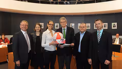 Heinz Paula (SPD), Nicole Maisch (Bündnis 90/ Grüne), Ann Kari Sieme (aktion tier e.V.), Hans-Michael Goldmann (FDP), Alexander Süßmaier (Die Linke), Dieter Stier (CDU).Foto: aktion tier e.V.