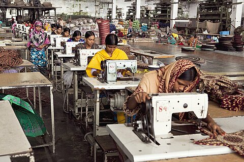 Arbeiter in Entwicklungsländern schuften oft für einen Hungerlohn in der Textilbranche.