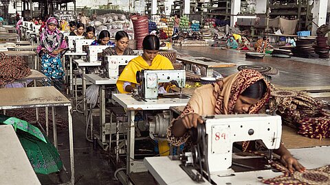 Arbeiter in Entwicklungsländern schuften oft für einen Hungerlohn in der Textilbranche.