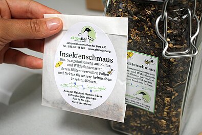 An den Informationsständen von aktion tier werden insektenfreundliche Saatgutmischungen verteilt.