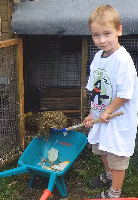 Das Ausmisten des Kaninchengeheges ist nicht jedermanns Sache.