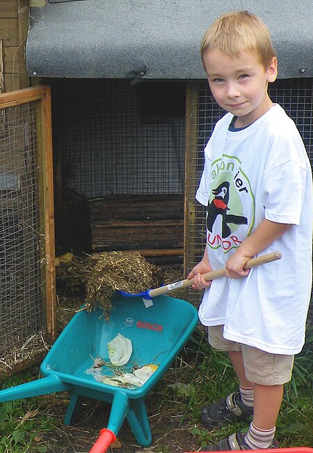Das Ausmisten des Kaninchengeheges ist nicht jedermanns Sache. Das Ausmisten des Kaninchengeheges ist nicht jedermanns Sache.
