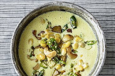 Maiscremesuppe mit Frühlingszwiebel und Tofu-Cashew-Topping
