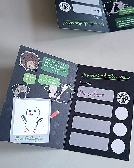 Ein Stempelheft mit einer Kinderzeichnung und dem ersten Stempel