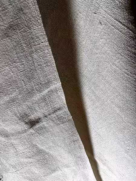 Wildseiden-Stoff mit charakteristischer Unregelmäßigkeit.