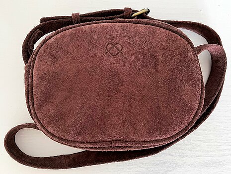 Diese neuwertige Tasche wurde aus einer alten Wildlederjacke gefertigt.