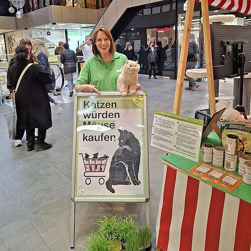 aktion tier beim Cats Day 2025 im Forum Steglitz in Berlin Eine Frau mit einem Aufsteller an einem Infostand