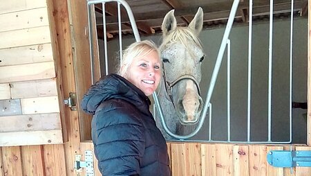 Asli mit ihrer „alten“ Pflegerin Doreen Huff im neuen Zuhause.