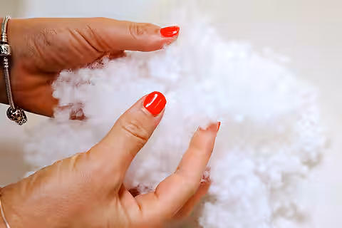 Mit solchen nicht verrottenden Polyesterkügelchen werden Bettwaren und Kleidung gefüllt.