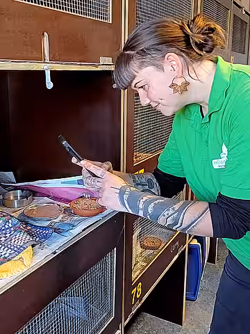 Anne, Mitarbeiterin im aktion tier Igelzentrum, filmt für die Social Media Kanäle.