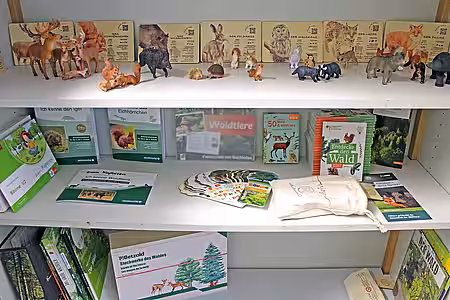 Eröffnung des Tierschutzzimmers in der Zinnowwald Grundschule in Berlin Zehlendorf Ein Regal mit Büchern, Spielfiguren und Lernspielen.