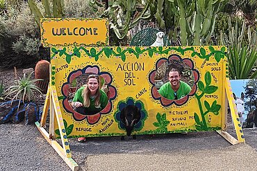 Hanna und Jonas im Tierheim Acción del Sol auf Teneriffa.