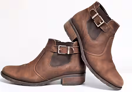 Schuhe aus Veloursleder. 