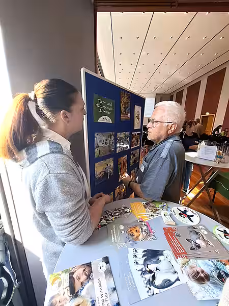 Ann Kari Sieme im Gespräch mit einem Teilnehmer an unserem Infostand. 