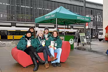 aktion tier Aufklärungsteam beim Kampagnenstart Mitarbeiter der Öffentlichkeitsarbeit von aktion tier e.V.