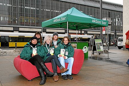 Mitarbeiter der Öffentlichkeitsarbeit von aktion tier e.V.