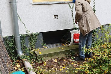 Theos Besitzerin hat ihren Liebling im Schacht entdeckt.