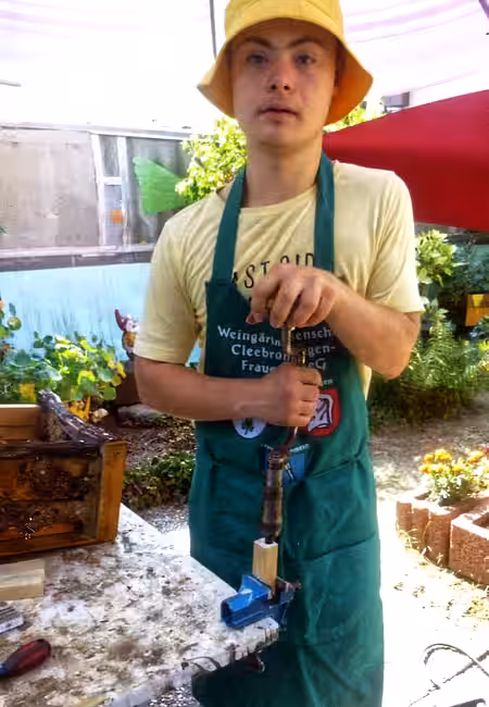 Lucas hilft seinem Opa gerne beim Bauen. Lucas hilft seinem Opa gerne beim Bauen.