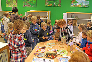 Eröffnung des neuen aktio tier-Tierschutzzimmers in Berlin-Zehlendorf Kinder an einem Tisch mit Lernmaterialien.