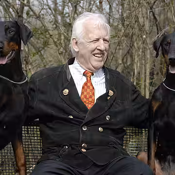 Hans Wiblishauser mit den Dobermannhündinnen Pia und Maika. Hans Wiblishauser mit den Dobermannhündinnen Pia und Maika.